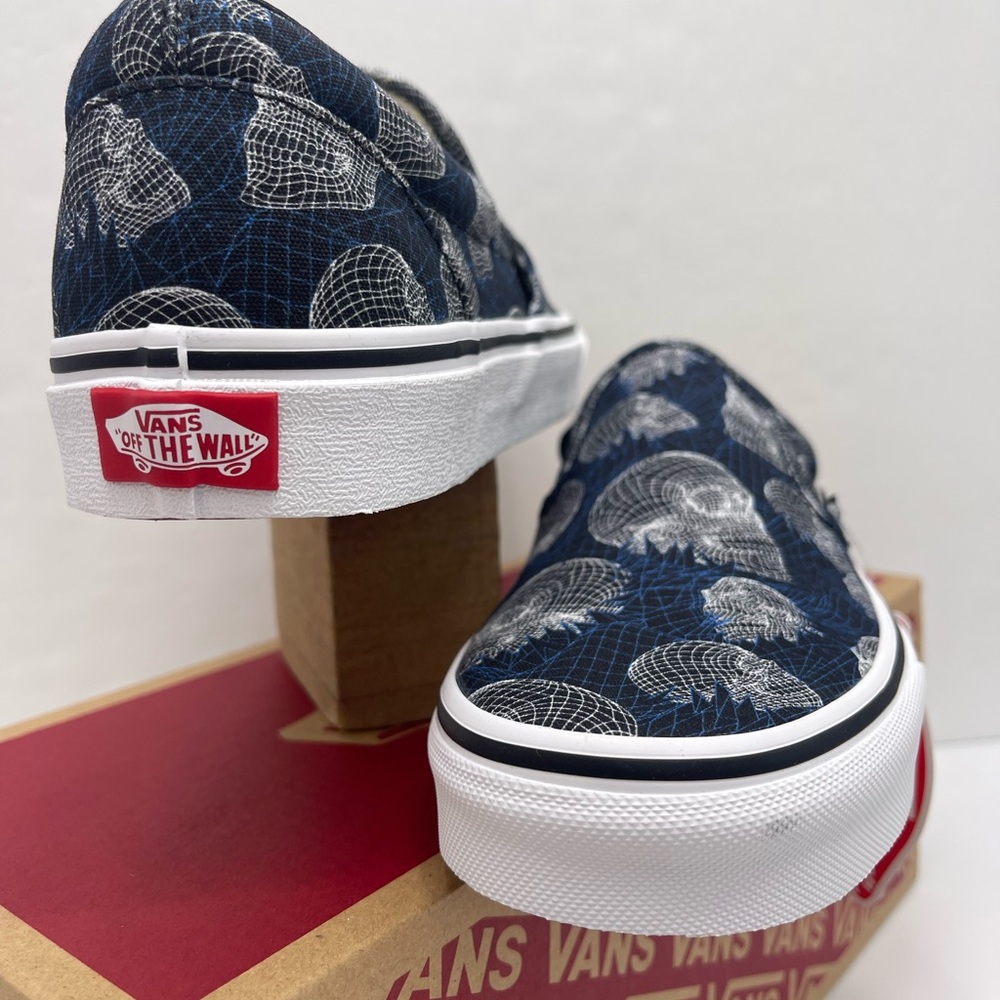 Vans WMNS Vans Women’s Classic Slip-On
(Wireframe Skulls)Blktrwht Sneakers - Picture 9 of 16